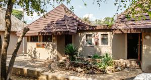 a house with a shingled roof at Mabalingwe Nature Reserve - Elephant Lodge - Tjaila in Warmbaths