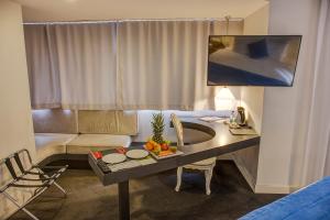 Habitación de hotel con lavabo y sofá en Hotel Beyond, en Izmir