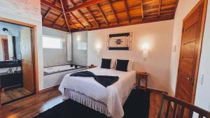 a bedroom with a bed and a bath tub at Refugio Victoria in Monte Verde