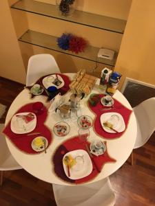 un tavolo bianco con piatti di cibo sopra di Toledo Suite a Napoli