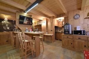 eine Küche mit einem Tisch und einem TV in einer Hütte in der Unterkunft Il Cuore Del Cervino in Breuil-Cervinia