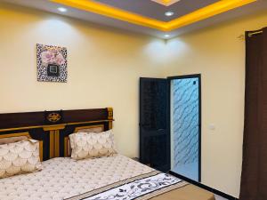 a bedroom with a bed and a mirror on the wall at Villa Diamaguene in Ngaparou