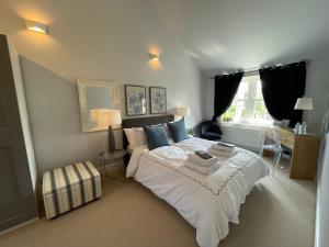 a bedroom with a bed and a desk in it at Wisteria House Boutique Stay Marlow in Marlow