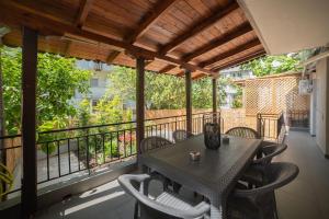 a patio with a table and chairs on a balcony at Friendly Backyard in Thessaloniki
