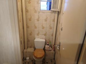 a small bathroom with a toilet with a wooden seat at lits superposé in Marseille
