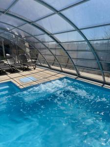 an overhead view of a swimming pool under a roof at KORALIA Domki Standard z basenem in Sarbinowo