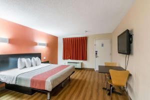 TV a/nebo společenská místnost v ubytování Motel 6 New Brunswick