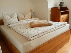 a bed with a pillow on top of it at Yvette's Ferienwohnung in Lugau