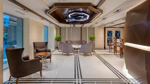Ein Sitzbereich in der Unterkunft B Business Hotel & Spa