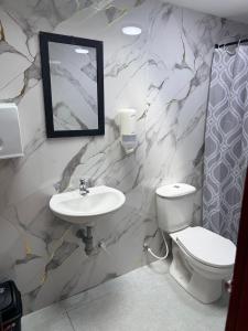 a bathroom with a sink and a toilet at Hostal Castillo in Filandia