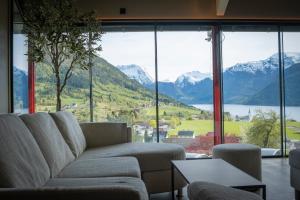a living room with a couch and a view of mountains at Reed Panorama in Reed