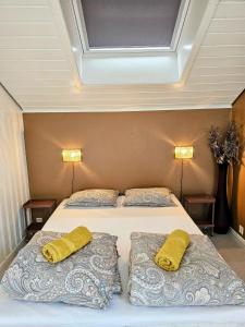 a bedroom with two beds with yellow pillows at Reed Panorama in Reed