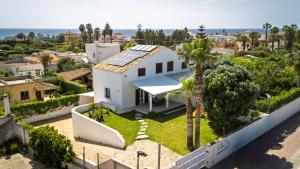 an aerial view of a white house with palm trees at Villa Elen in Marsala