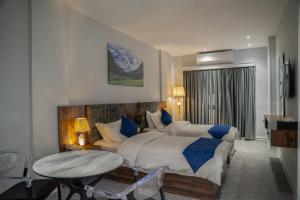 a hotel room with a bed and a table at Burj Al Salam Hotel in Al ‘Alwīyah
