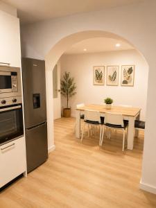 a kitchen and dining room with a table and chairs at Casa Vilela in Arzúa