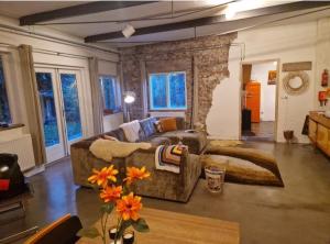 a living room with a couch and a table at Hut 16 Bed, stad & privé wellness in Zutphen
