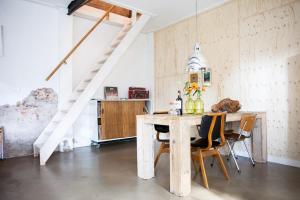 a dining room with a wooden table and chairs at Hut 16 Bed, stad & privé wellness in Zutphen