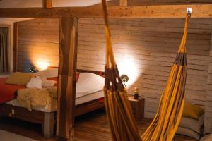 a bedroom with a bed and a hammock at Hut 16 Bed, stad & privé wellness in Zutphen