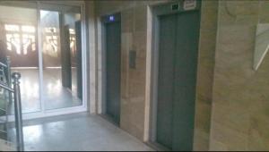 a hallway with a door and a window in a building at Apartment Konouz Meknes in Meknès