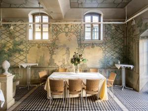a dining room with a table and chairs at Geräumiges Studio in Bad Birnbach in Bad Birnbach