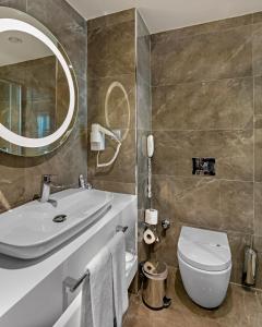 Ein Badezimmer in der Unterkunft B Business Hotel & Spa