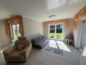 ein Wohnzimmer mit Sofa und Sessel in der Unterkunft Ferienwohnung Balkon oder Terrasse in Kall