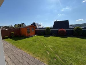 ein Hof mit einem Haus und einem Rasen mit Gras in der Unterkunft Ferienwohnung Balkon oder Terrasse in Kall + 29 Fotos