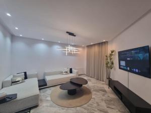 a living room with a couch and a tv at chez moi sfax ville in Sfax