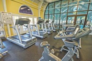 a gym with a row of treadmills at Kingsgate Resort 1BR Apartment in Williamsburg +61 photos