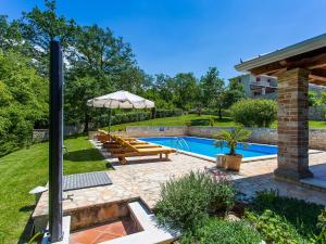 una piscina con mesa de picnic y sombrilla en Villa Splendida, en Poreč