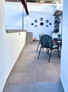 a dining room with a table and chairs at Huerta La Niña Arenas in Órgiva