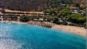 an aerial view of a beach with a group of people at Casa MUSA in Keratea