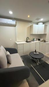 a living room with a couch and a table at نايس فيو بانوراما للشقق الفندقية in Al Jubail