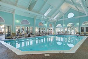 a large swimming pool in a building with a large ceiling at Kingsgate Resort 2BR Apartment in Williamsburg