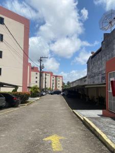 an empty street in a city with buildings at Apto Amplo 3 quartos com lazer e bem localizado in Aracaju