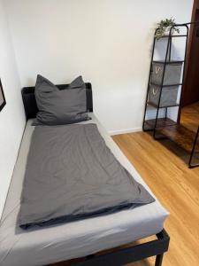 a bed in a room with a pillow on it at Münchberg Ferienwohnung, Monteurszimmer in Münchberg