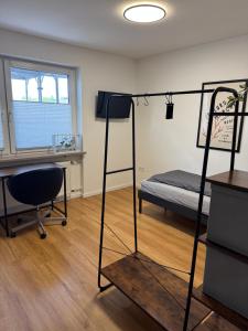 a room with a bunk bed and a desk at Münchberg Ferienwohnung, Monteurszimmer in Münchberg
