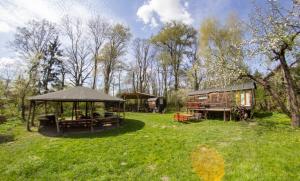 a large yard with a tent and a house at Naturerlebnishof Uferloos in Kienitz