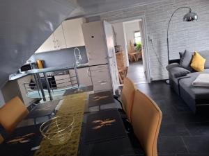 a kitchen and living room with a table and a couch at Ferienwohnung Anke Günther Dach in Bad Kissingen
