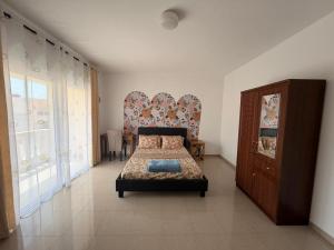 a bedroom with a bed in the middle of a room at Anta's House Sipres - Chambre calme et confortable in Dakar
