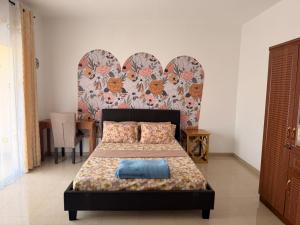 a bedroom with a bed with a large headboard at Anta's House Sipres - Chambre calme et confortable in Dakar +5 photos
