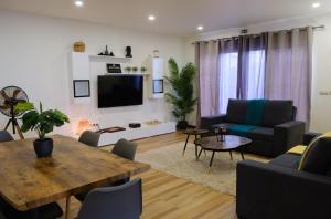 a living room with a couch and a table at Casa do Simão Gaula in Santa Cruz