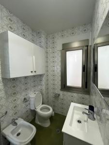 a bathroom with a toilet and a sink at Recuncho de Corme, a 100 metros de la playa in Corme-Puerto +12 photos