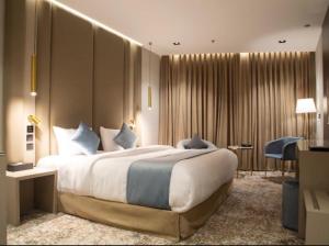 a hotel room with a large bed and a desk at فندق راسيا in Medina