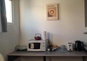 a microwave sitting on a table in a kitchen at Departamento Olivia in Ushuaia