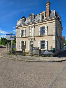 an old building on the corner of a street at L'Escapade Chablisienne in Chablis