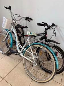 two bikes are parked next to a wall at La Casa Rustica in Puerto Chicama