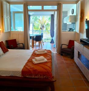 a bedroom with a bed with two towels on it at Karpé diem in Saint-François