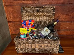 a basket with a bottle of wine and wine glasses at Pousada Oasis Paracuru in Paracuru +40 photos