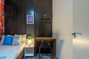 a small bedroom with a bed and a chair at Pousada Hostheo liberdade in São Paulo